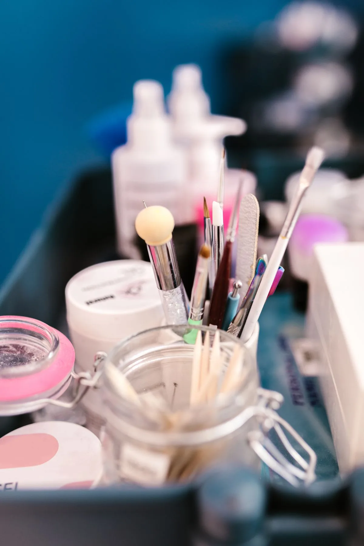 Herramientas de belleza y manicura para revisar el coste real de un curso de uñas online