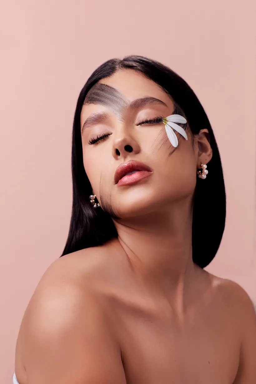 Retrato beauty editorial con pestañas y maquillaje suave