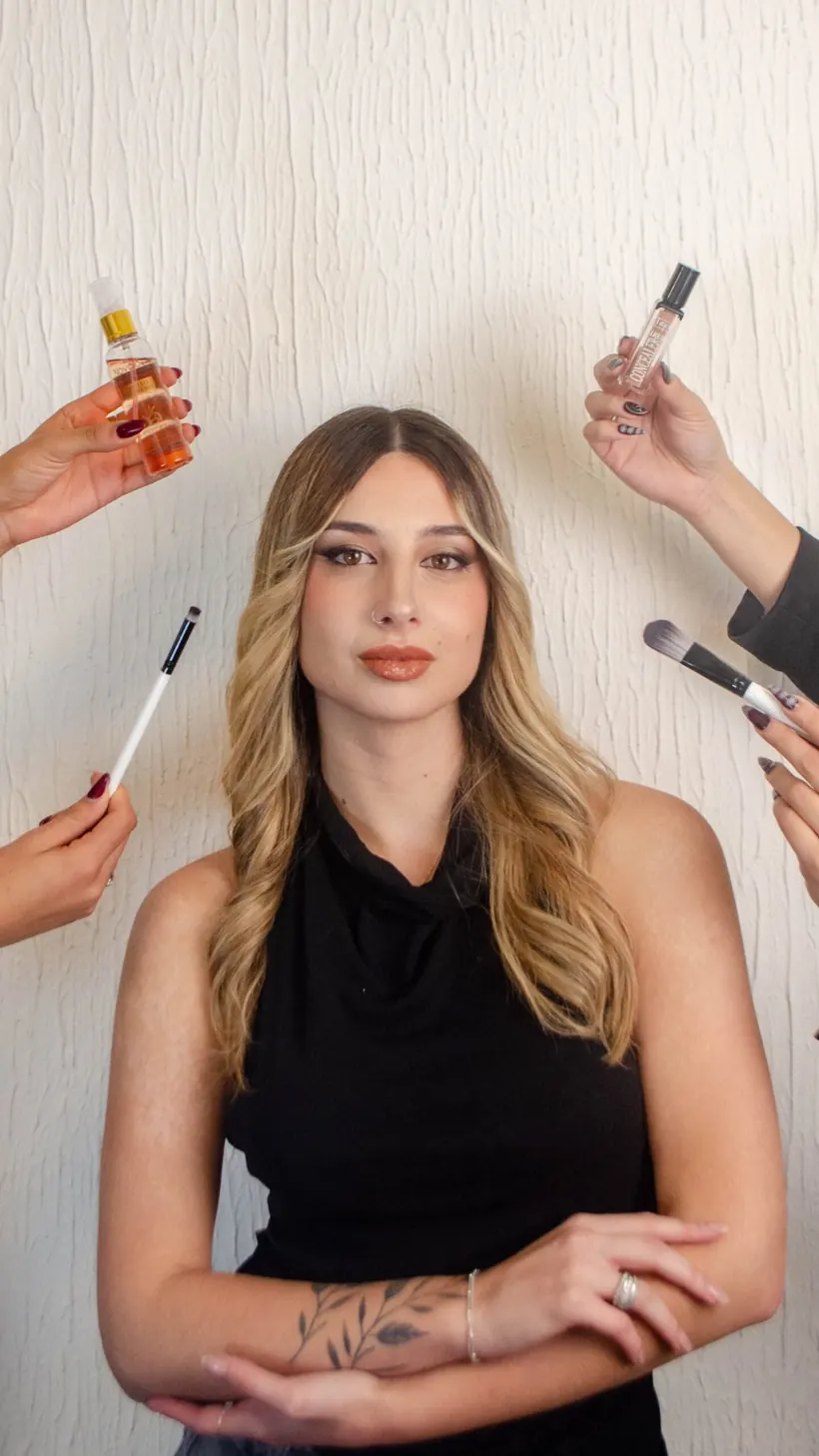 Creadora beauty rodeada de productos y brochas