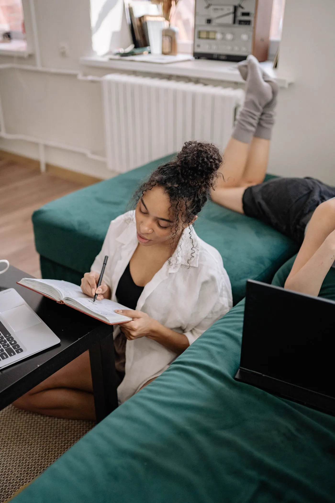 Estudiante revisando un certificado de curso de belleza online