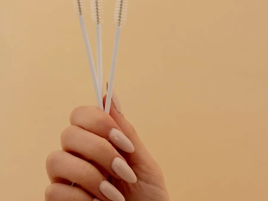 Cepillos spoolie para revisar materiales en cursos de cejas y pestañas online