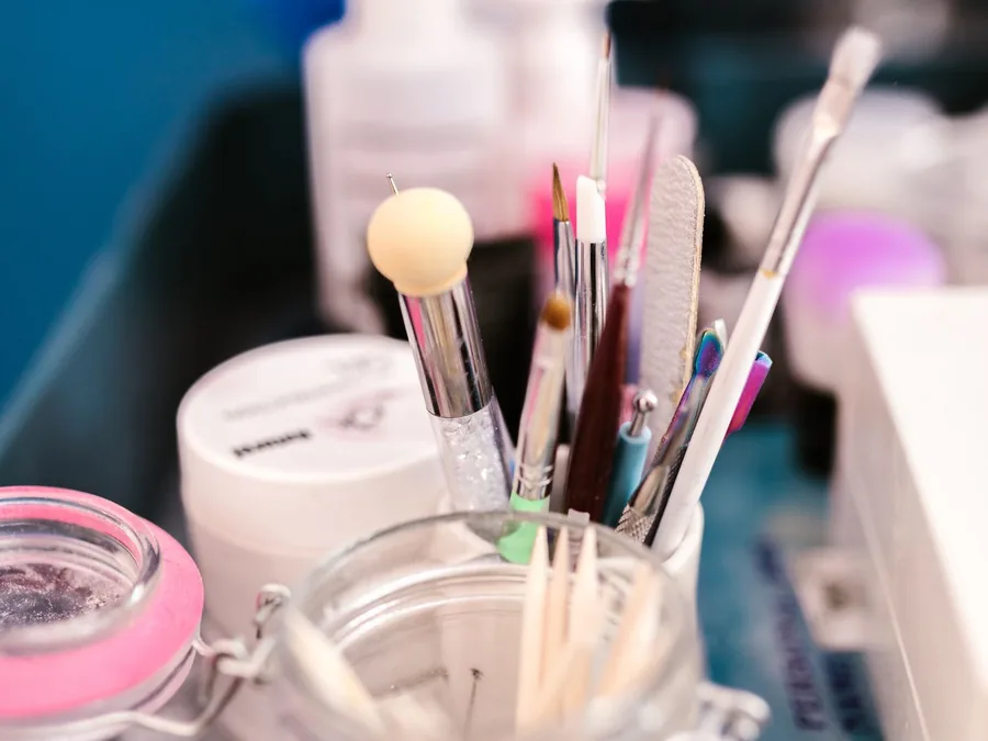 Herramientas de manicura para calcular materiales de un curso de uñas online