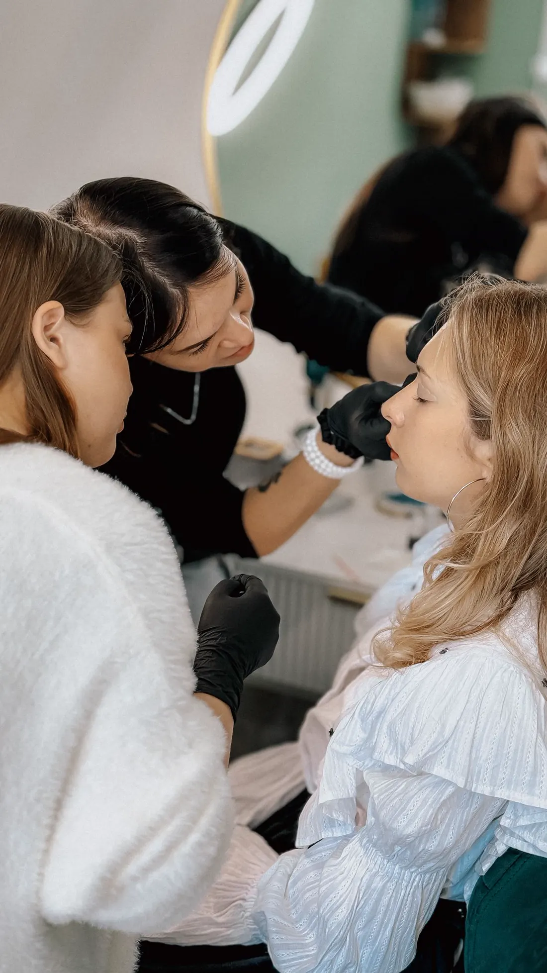 Práctica de maquillaje durante una formación beauty