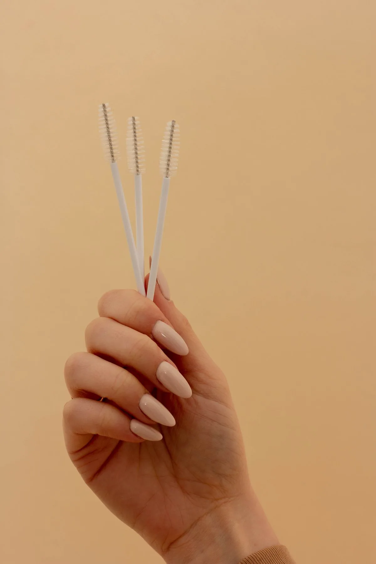Cepillos spoolie para revisar materiales en cursos de cejas y pestañas online