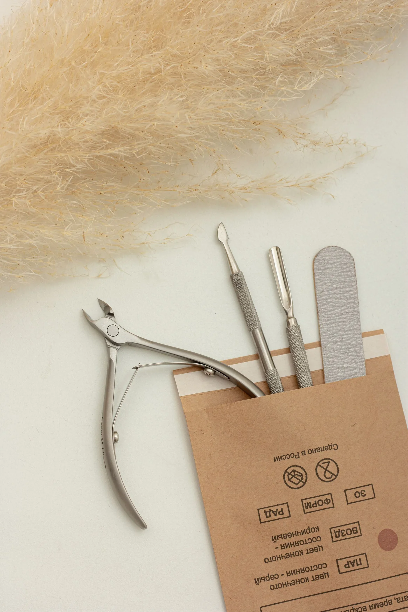Materiales para uñas principiantes ordenados sobre una mesa de manicura