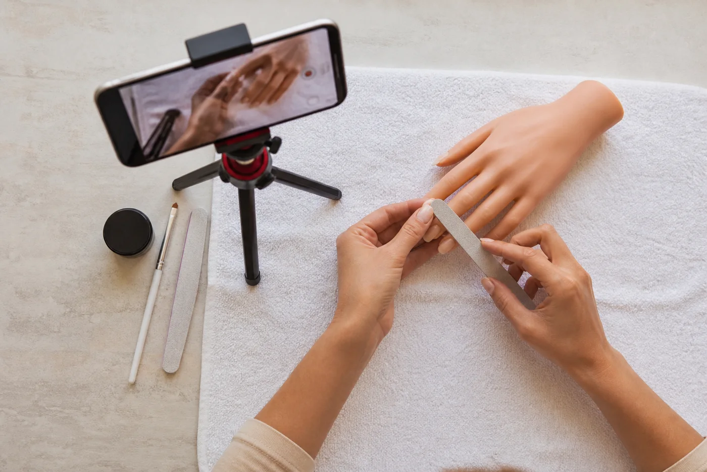 Práctica de manicura grabada en vídeo para revisar el movimiento y el agarre de la herramienta