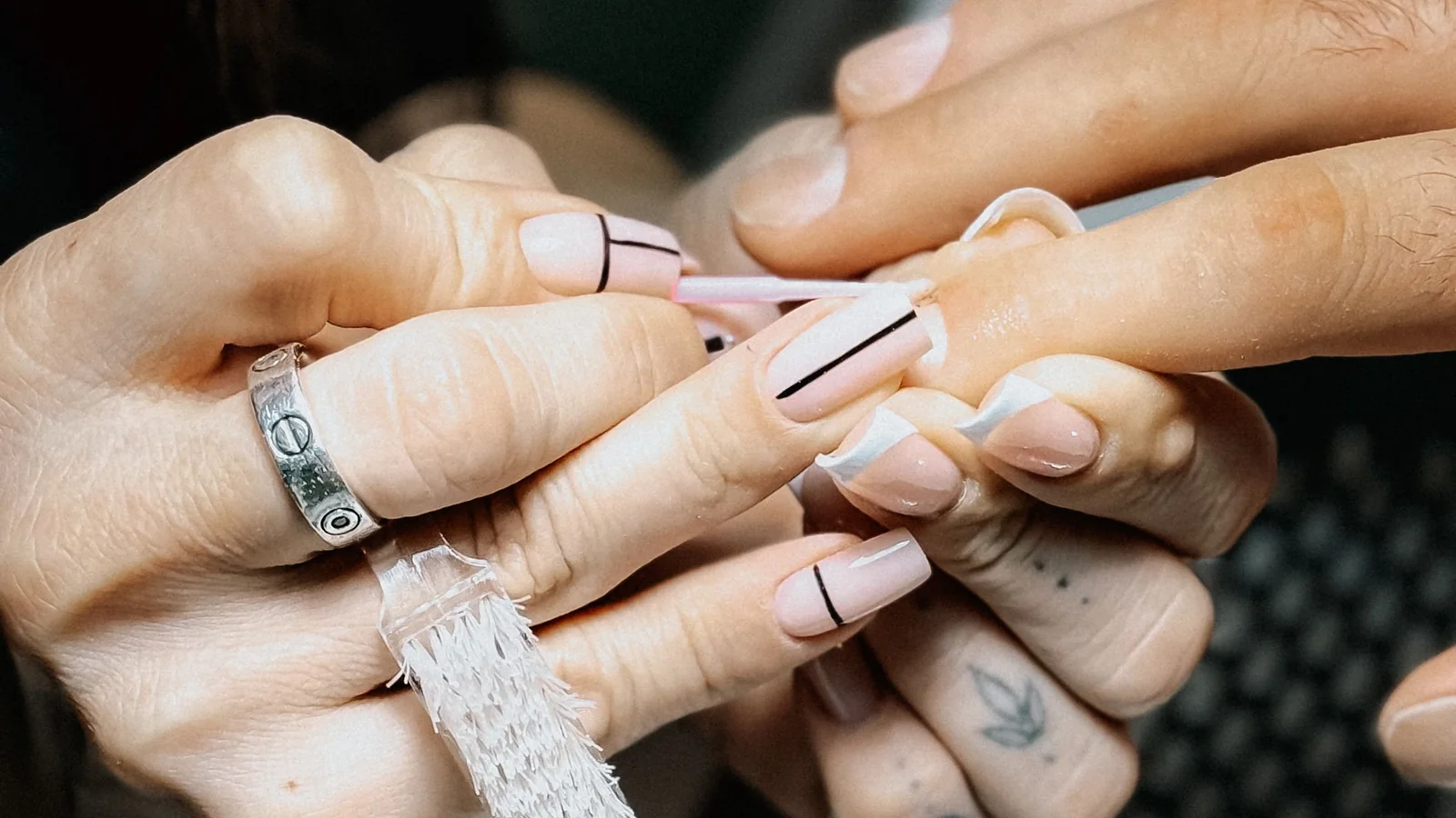 Manos durante una aplicación de manicura profesional