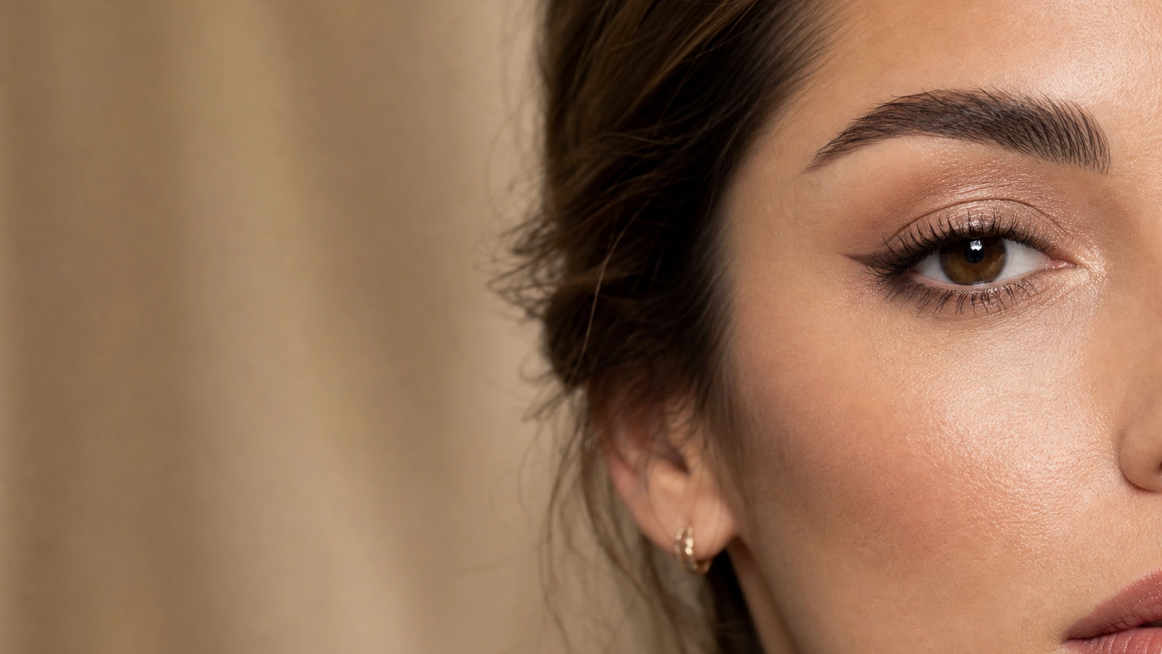 Resultado editorial de un maquillaje de ojos con sombra luminosa, delineado fino y ceja definida