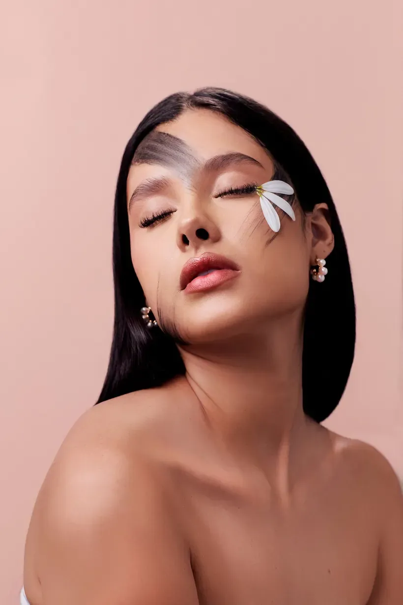 Retrato beauty editorial con maquillaje suave